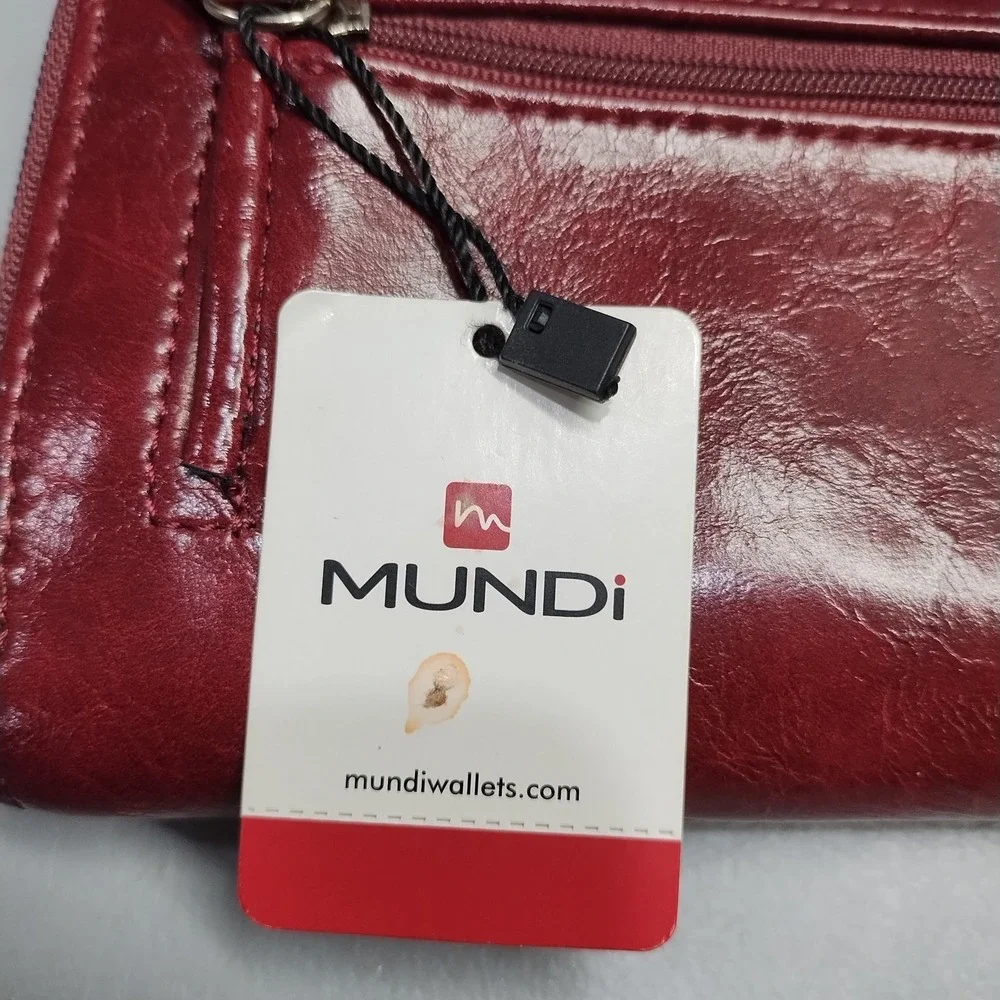 Mundi Big Fat Wristlet Wallet Womens Red Leather Classic Magnetic Flap Closure